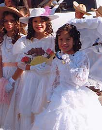 [3 little girls in white dresses with wide-brimmed hats and parasols waiting to dance in Alamos, Sonora, Mexico's 22 of November Parade: 9k]