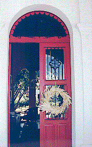 [The red entry door into the patio garden of La Puerta Roja, Alamos, Sonora, Mexico mansion: 26k]
