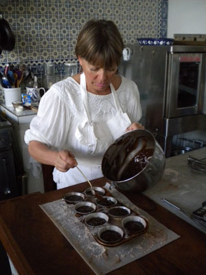[Teri Arnold Shannon preparing her amazing food in the Mexican colonial style restaurant and bakery at Terisita's, Alamos, Sonora, Mexico: 75k]